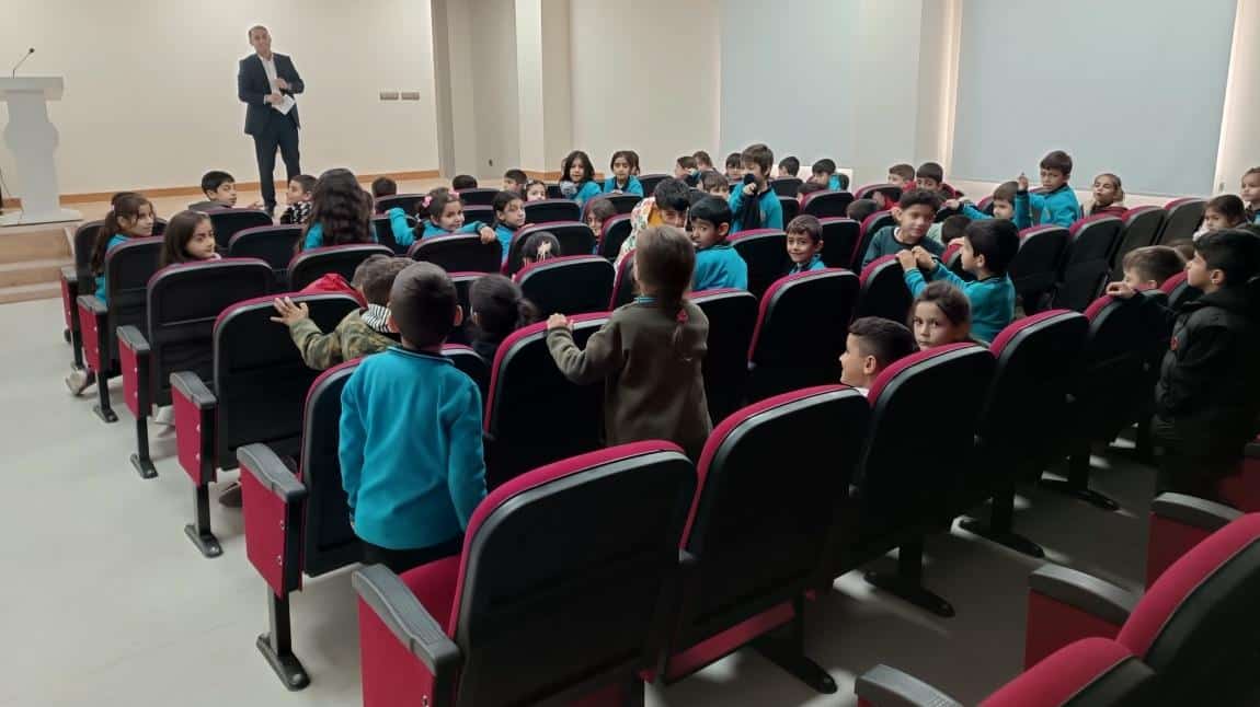 RAMAN MAHALLE MUHTARI ÖĞRENCİLERİMİZE MESLEKİ BİLGİLER VERDİ.