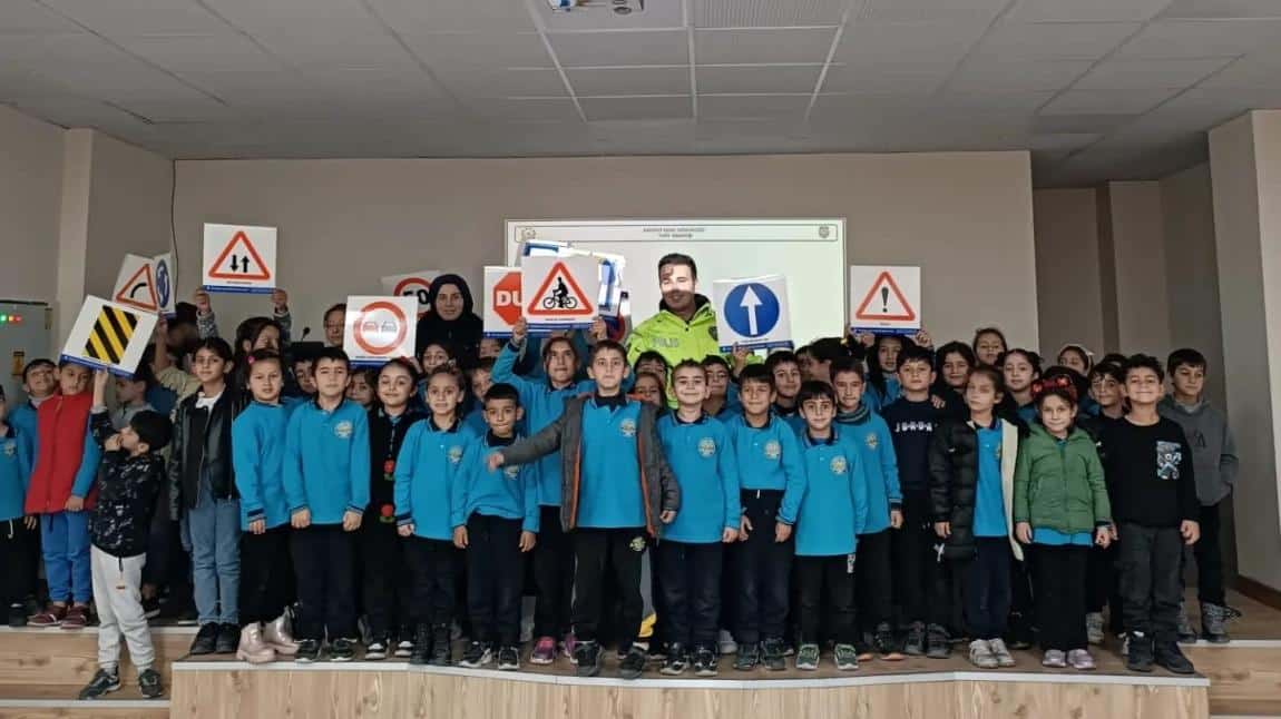 OKULUMUZDA TRAFİK EĞİTİMİ İLE İLGİLİ SEMİNER VERİLDİ.